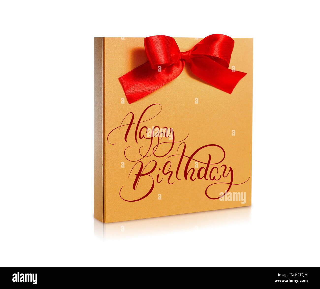 Boîte en or de fête avec un arc rouge sur fond blanc et texte Joyeux anniversaire. Lettrage calligraphie Banque D'Images