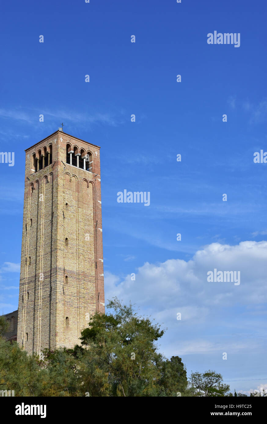 Ancien clocher médiéval de Santa Maria Assunta Cathedral, dans l'île de Torcello près de Venise Banque D'Images