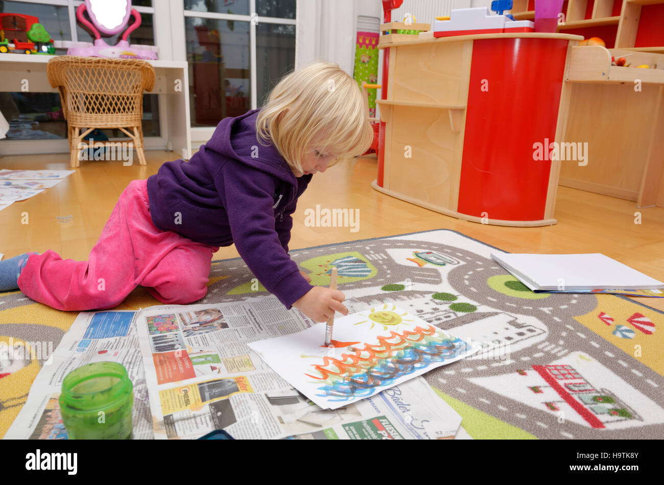 Fille, 2 ans, la peinture à l'aquarelle Banque D'Images