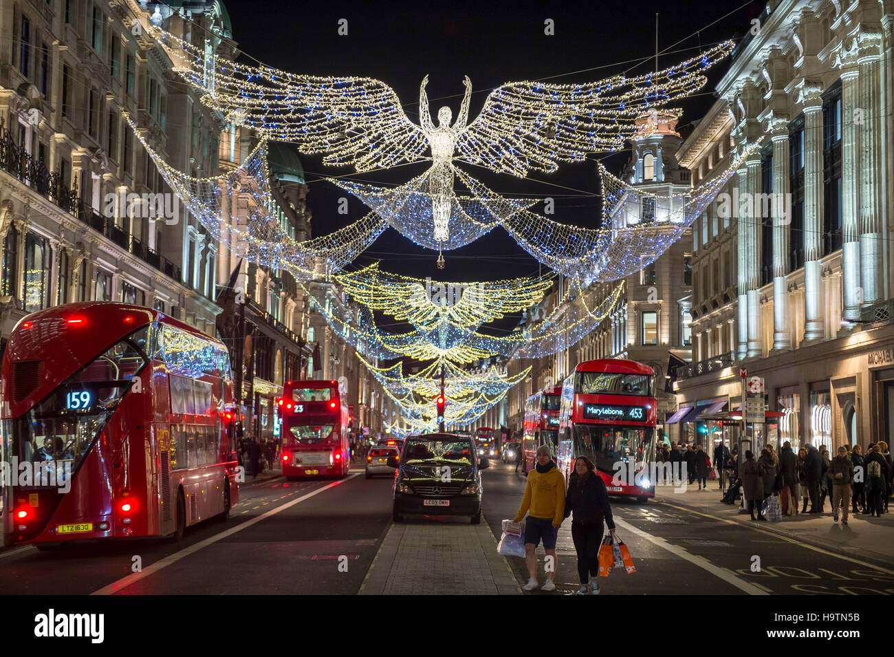 Londres - le 18 novembre 2016 : Red bus double étage passent sous l'éclairage de Noël scintillantes angels jusqu'aux quartiers de Regent Street. Banque D'Images