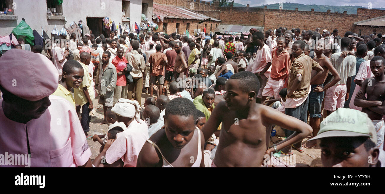 6 mai 1995 prisonniers hutus entassés à l'intérieur de la cour principale de Gikondo dans la prison de Kigali, Rwanda. Banque D'Images