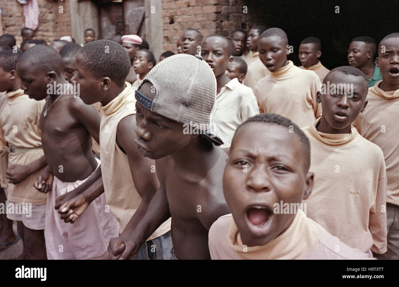 6 mai 1995 Les enfants prisonniers hutus chantant et dansant à l'intérieur de la prison de Gikondo à Kigali, Rwanda. Banque D'Images