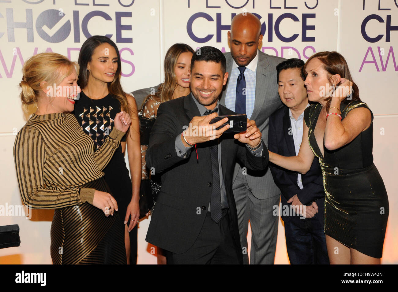 Wilmer Valderrama, Piper Perabo, Jordana Brewster, Jamie Chung, Ken Jeong, Molly Shannon, Boris Kodjoe en tenant vos autoportraits le People's Choice Awards Conférence de presse au Paley Center for Media, le 15 novembre 2016 à Beverly Hills, Californie. Banque D'Images