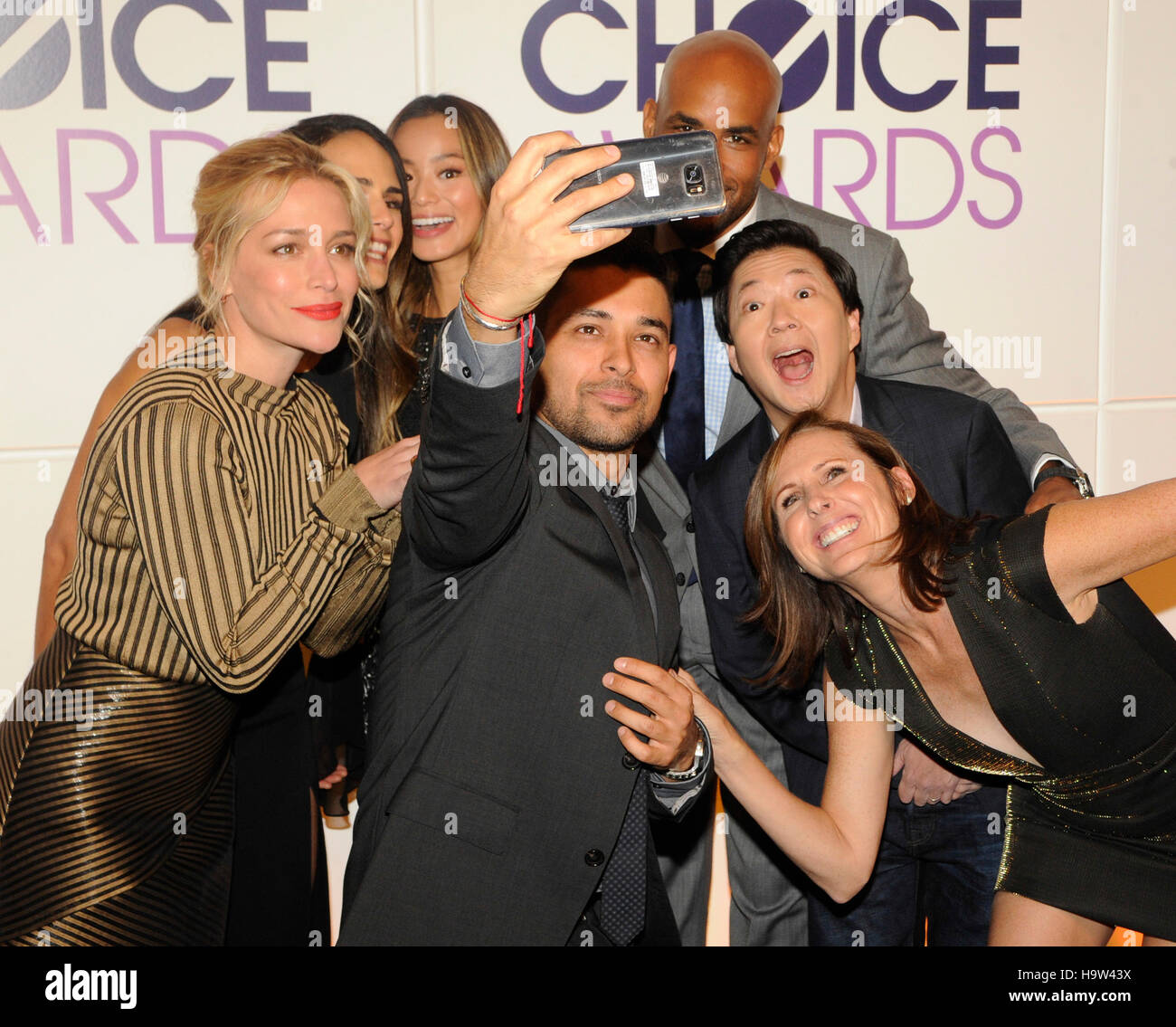Wilmer Valderrama, Piper Perabo, Jordana Brewster, Jamie Chung, Ken Jeong, Molly Shannon, Boris Kodjoe en tenant vos autoportraits le People's Choice Awards Conférence de presse au Paley Center for Media, le 15 novembre 2016 à Beverly Hills, Californie. Banque D'Images