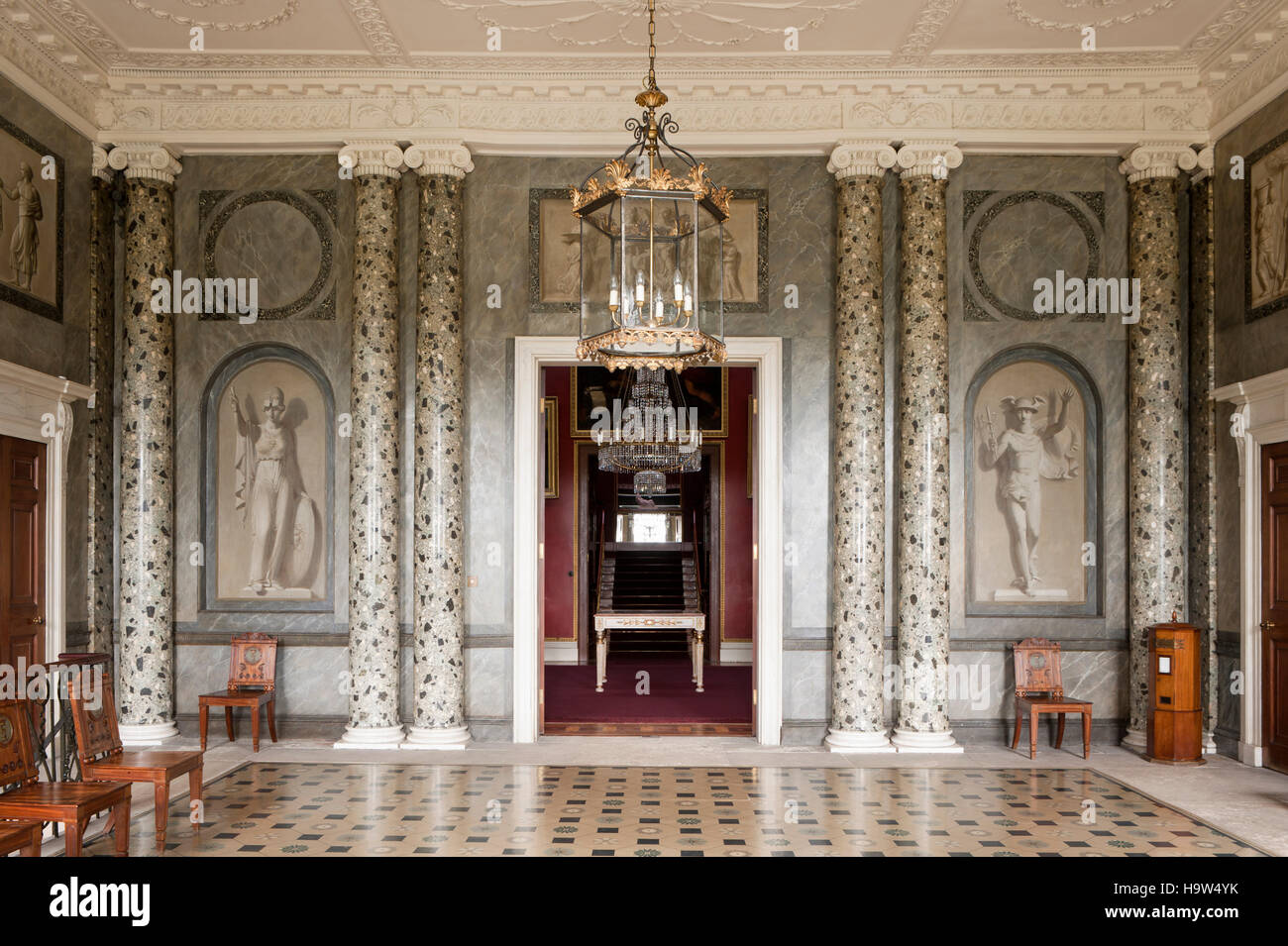 Le hall d'entrée avec une vue à travers les portes ouvertes à la Galerie et escalier à Attingham Park, Shropshire Banque D'Images