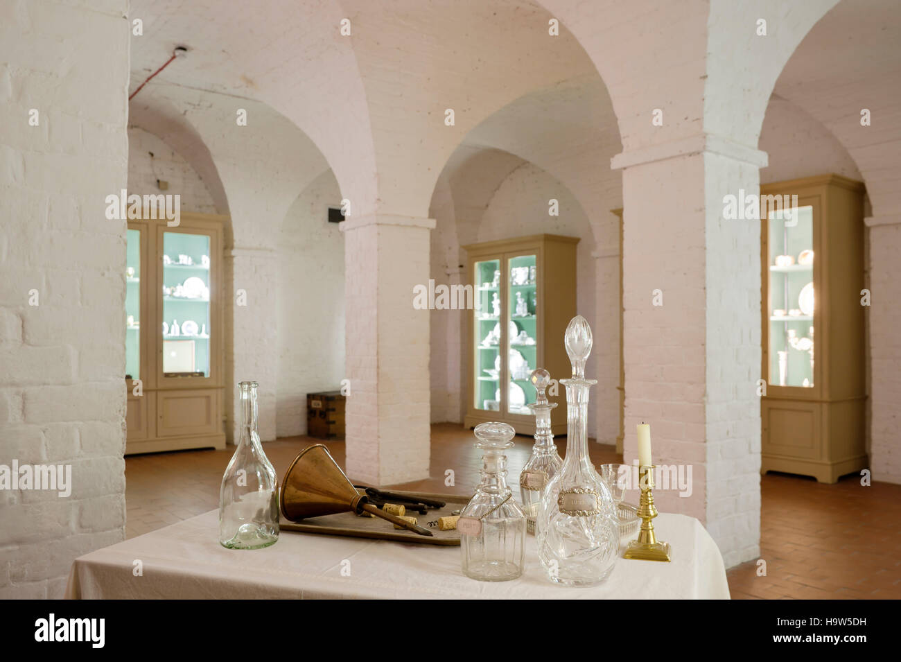 Carafes en verre dans les voûtes à Attingham Park, Shropshire. Banque D'Images