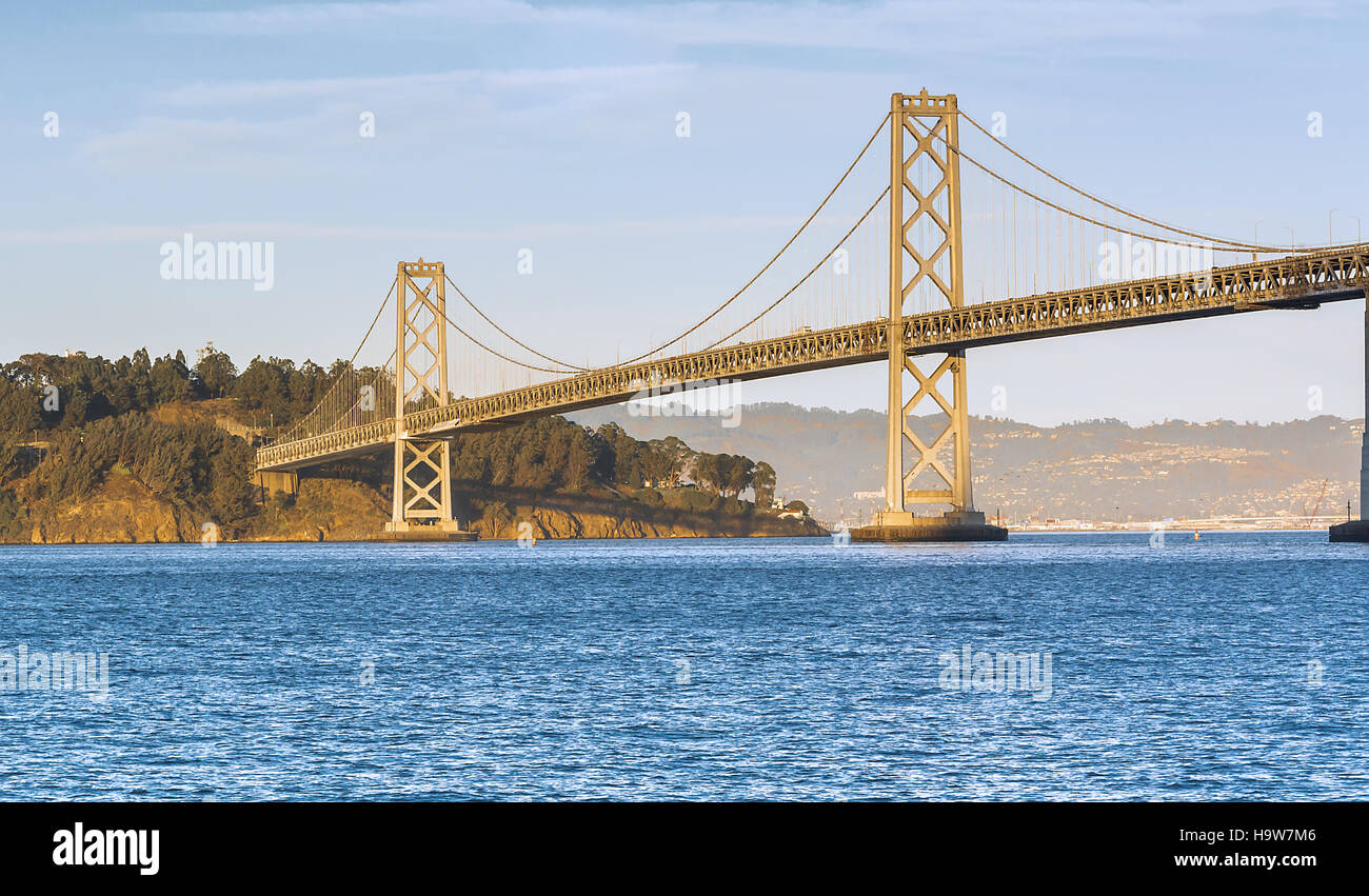 Bay Bridge au coucher du soleil dans un jour d'automne chaud Banque D'Images