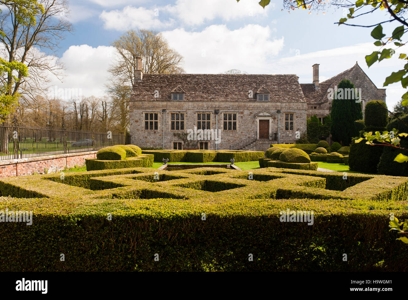 Vue sur la couverture vers l'ouest face à Avebury Manor, dans le Wiltshire. Banque D'Images