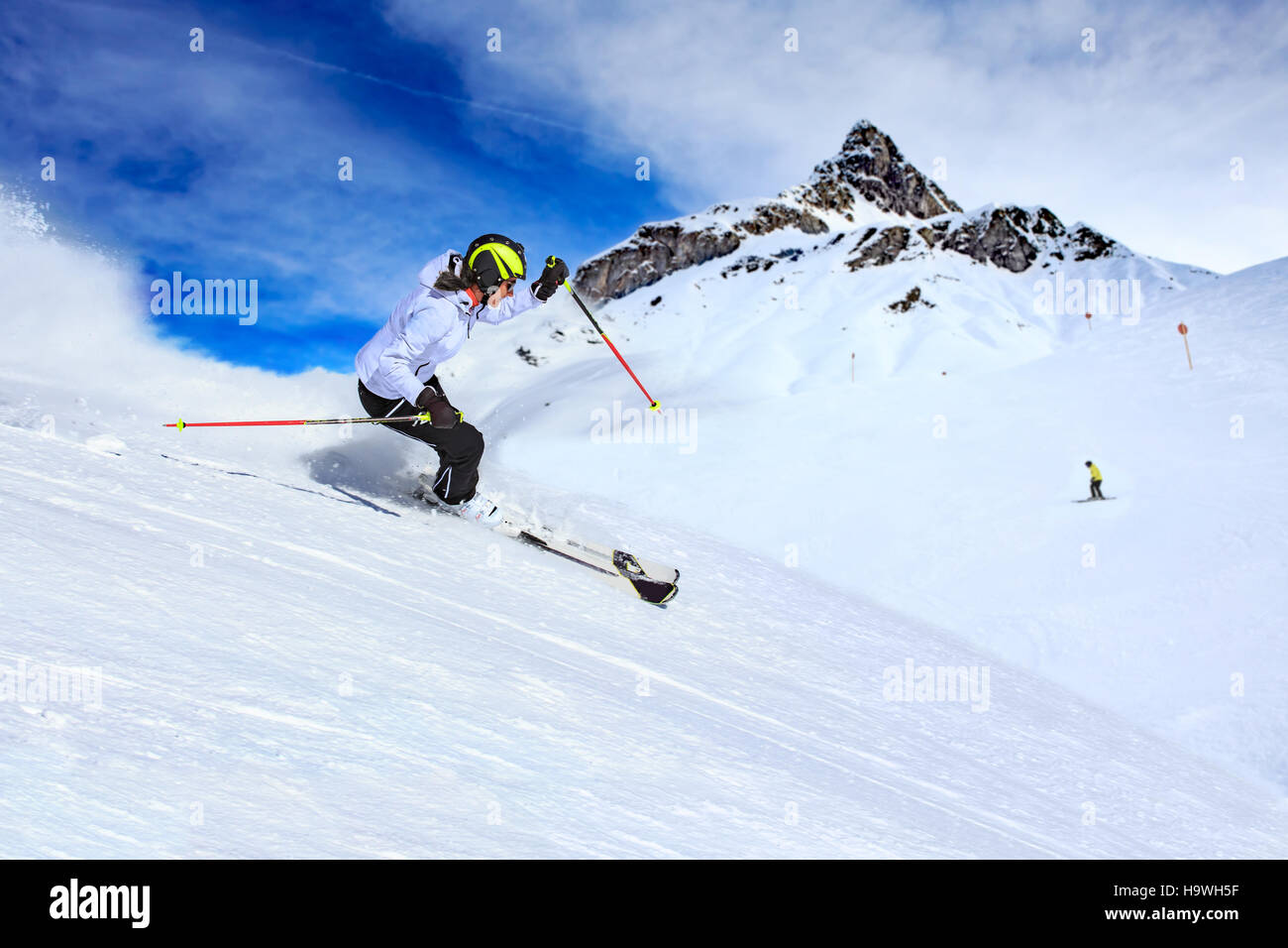 Une femme pilote de ski sur les pistes dans les Alpes par Lech, Autriche. Banque D'Images