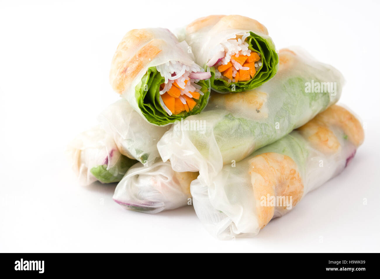 Rouleaux vietnamiens avec des légumes, des nouilles de riz et crevettes isolé sur fond blanc Banque D'Images