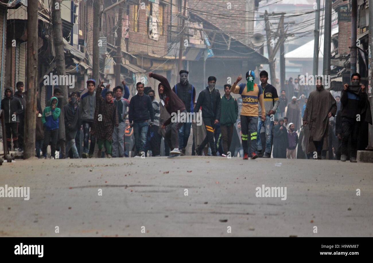 Sopore, Inde. 25Th Nov, 2016. Les manifestants du cachemire jeté des pierres lors d'affrontements dans la ville de Sopore quelque 55 kilomètres de Srinagar, la capitale d'été du Cachemire sous contrôle indien © Eeshan/pairs Pacific Press/Alamy Live News Crédit : PACIFIC PRESS/Alamy Live News Banque D'Images