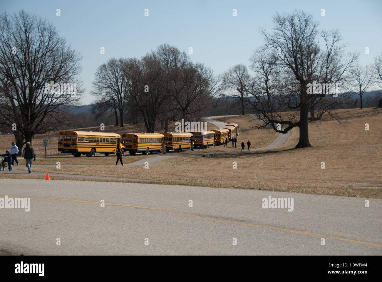 Cette image illustre le système de transport par autobus dans le parc historique national Valley Forge, offrant aux visiteurs un moyen accessible et efficace d'explorer les sites historiques et les zones naturelles du parc. Banque D'Images