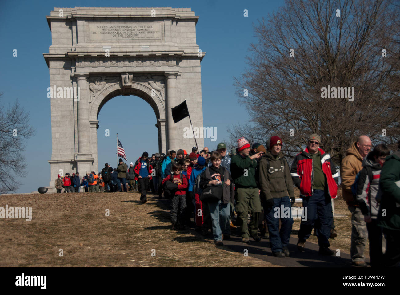 Une reconstitution historique au parc national de Valley Forge, où les participants marchent vers la station suivante, reflétant les mouvements stratégiques des soldats pendant la Révolution américaine. Banque D'Images
