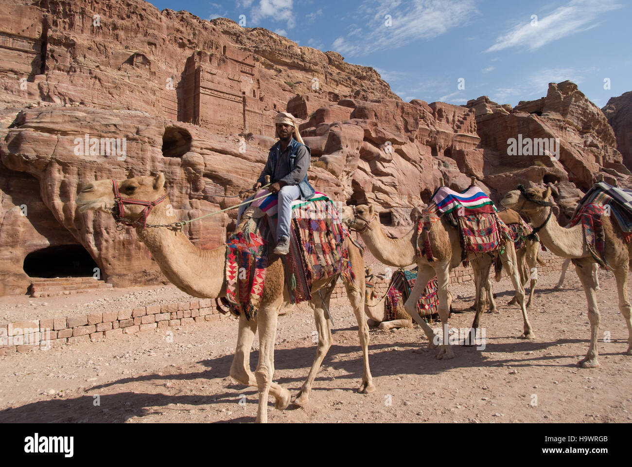 Homme bédouin avec des chameaux dans l'ancienne ville nabatéenne de Petra, Jordanie Banque D'Images