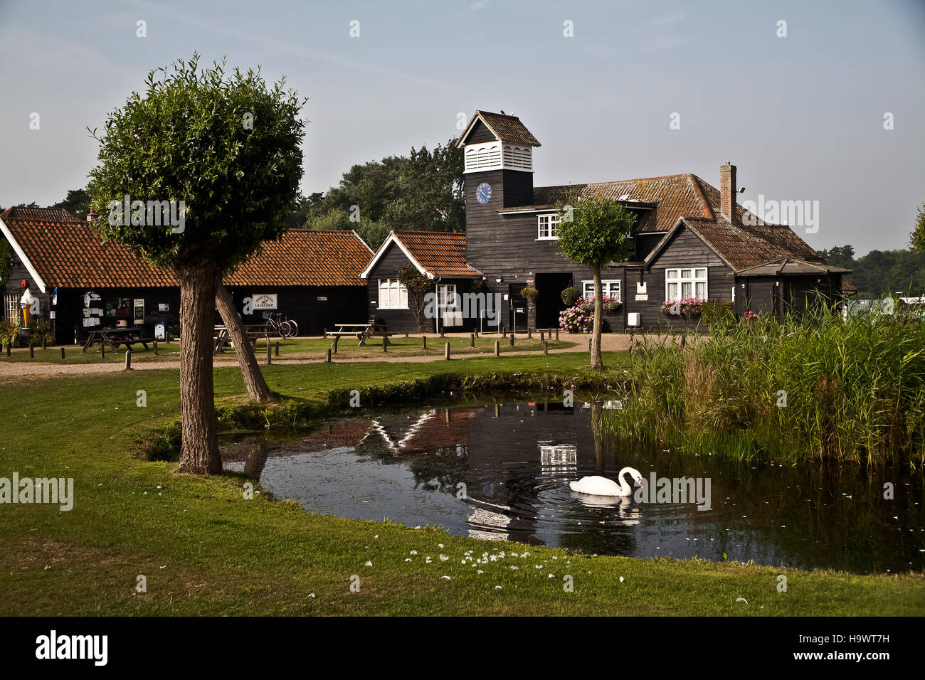 Vue sur étang , Café et boutique dans Thoreness Meare, Suffolk. Banque D'Images