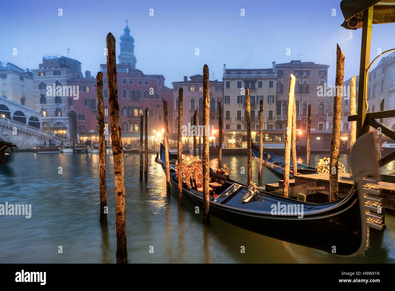 Gondola à proximité du pont du Rialto , le Grand Canal au crépuscule, brouillard, gondole, Venise, Venezia, Venise, Italie, Europe, Banque D'Images