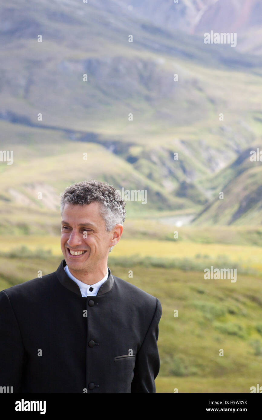 Cette image capture un concert au parc national Denali, Alaska. L'événement a comporté un EVC (Electronic vocal concert) avec un public écoutant de la musique dans le cadre extérieur unique du parc. Banque D'Images