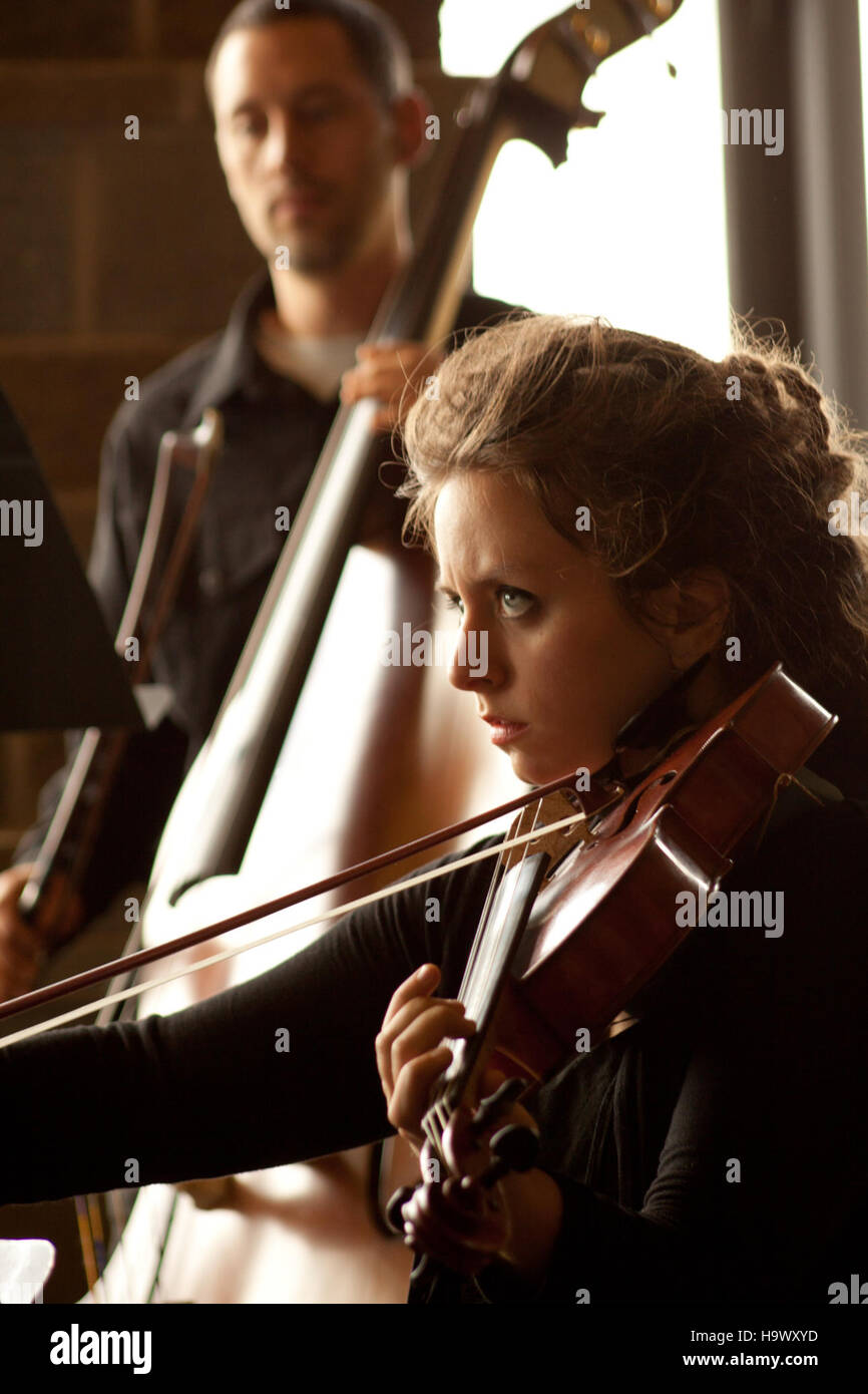 Cette image capture la performance dynamique au concert EVC, mettant en valeur le talent musical et l'interaction avec le public. Le concert a été un moment fort de l'événement, créant une expérience mémorable pour les participants. Banque D'Images