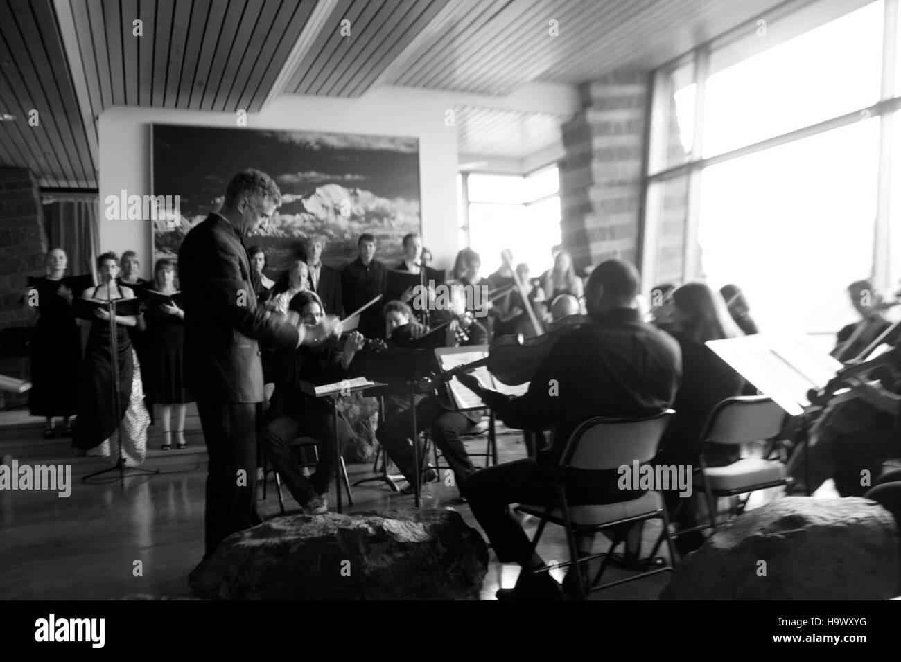 Cette image capture un concert dans un endroit pittoresque, peut-être près du parc national Denali. La photographie offre un aperçu d'un événement musical en plein air, mettant en valeur à la fois les artistes et la toile de fond pittoresque. Banque D'Images