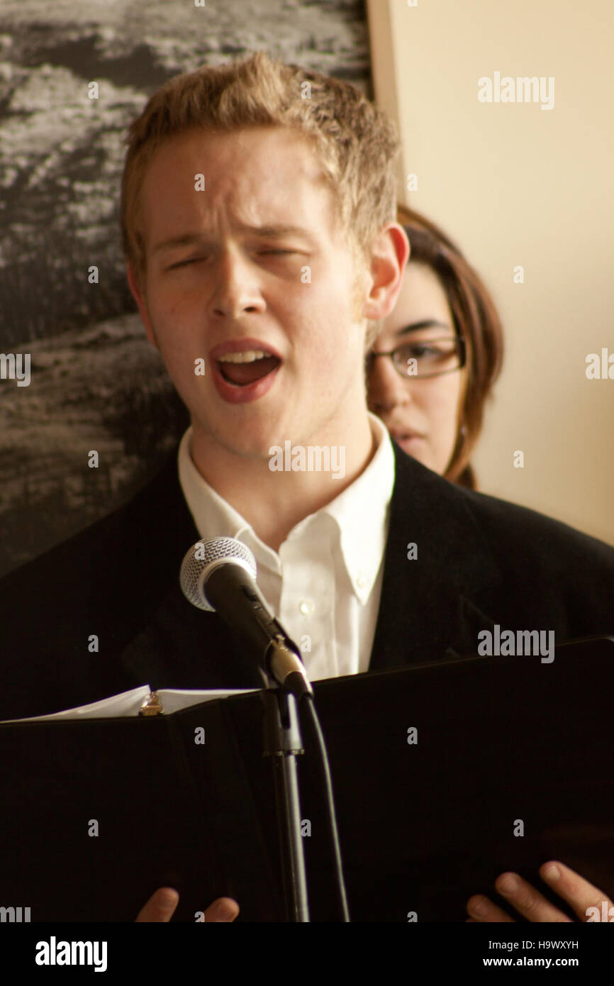 Cette image montre un concert au Denalinps EVC, capturant l'énergie et l'atmosphère d'une performance live. L’événement fait probablement partie d’un rassemblement culturel ou d’une performance musicale, mettant l’accent sur l’interaction entre les musiciens et le public pendant un spectacle en direct. Banque D'Images