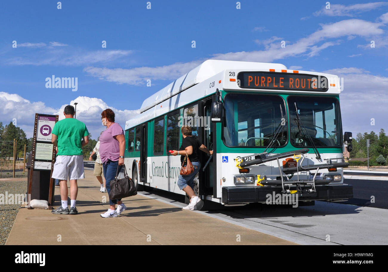 Une navette dessert le parc national du Grand Canyon en Arizona. La navette Tusayan assure la liaison entre la porte d'entrée du parc, facilitant ainsi le transport des visiteurs vers l'entrée du parc et les zones voisines. Banque D'Images