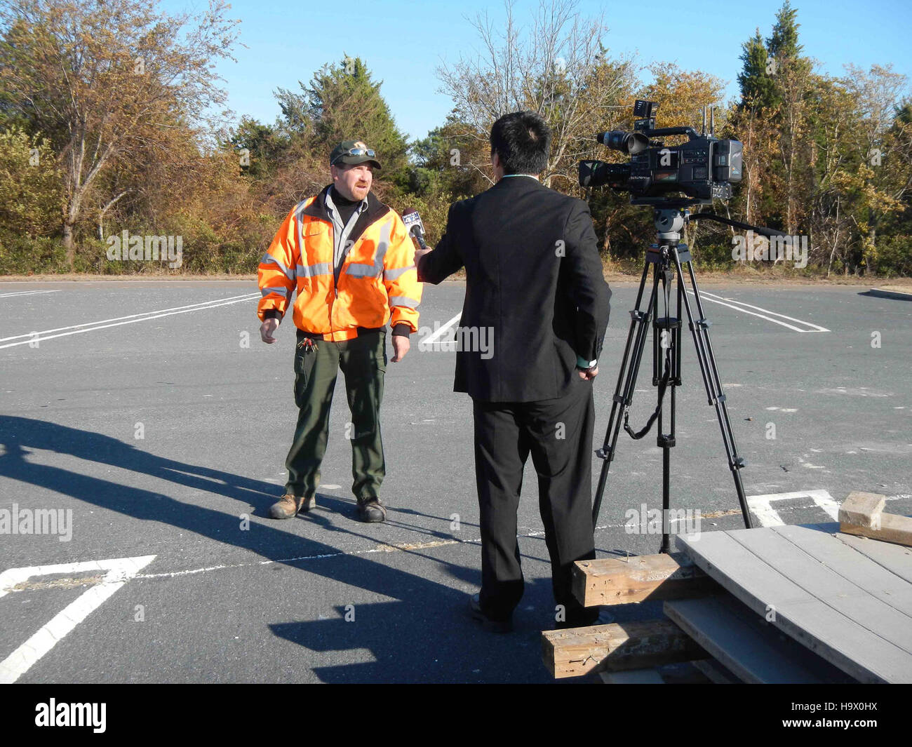 Cette image souligne la présence médiatique d'Assateague Island National Seashore, mettant en évidence son rôle dans la conservation de l'environnement et la sensibilisation du public aux efforts de préservation naturelle dans le parc. Banque D'Images