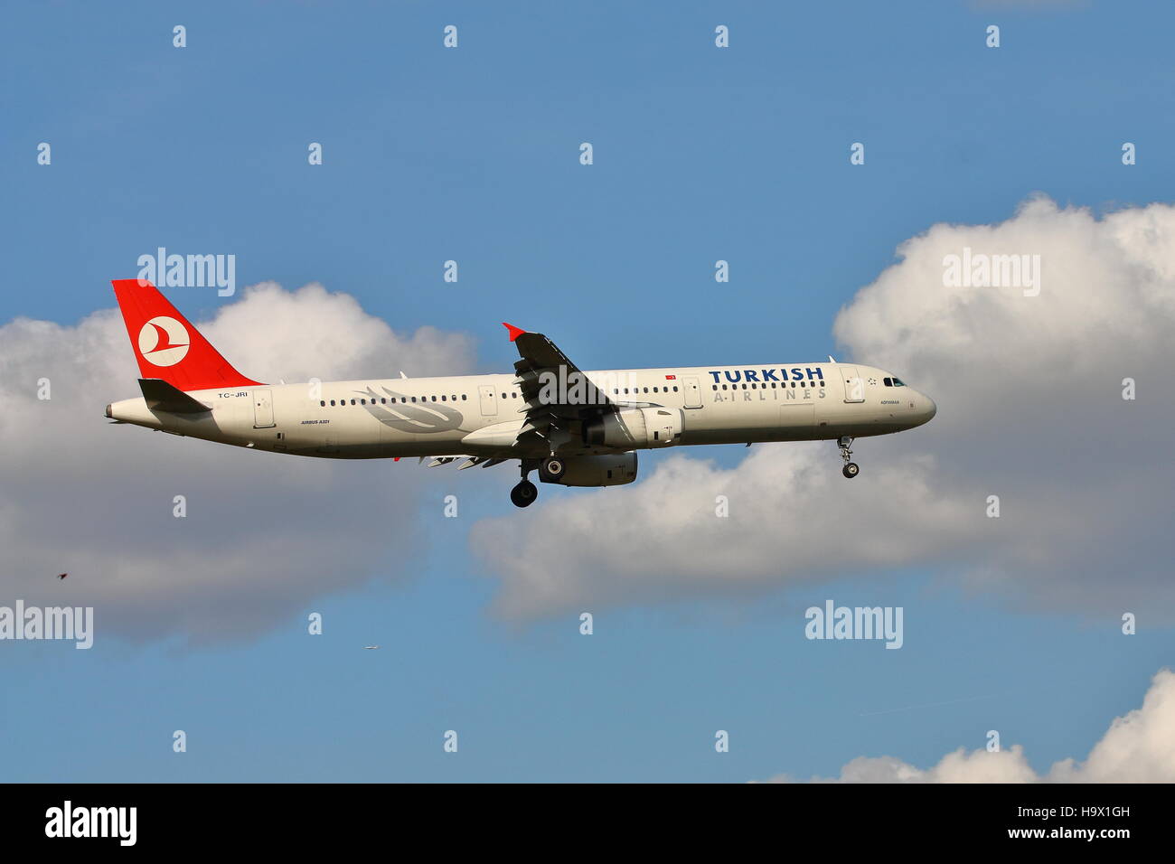 Turkish Airlines Airbus A321-200 TC-JRI à l'atterrissage à l'aéroport Heathrow de Londres, UK Banque D'Images