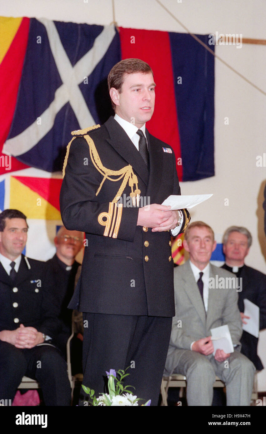 Son Altesse Royale le Prince Andrew visite de Cottesmore St Mary's RC École primaire à Hove, East Sussex, au moment où il était en service sur le HMS Cottesmore. Banque D'Images