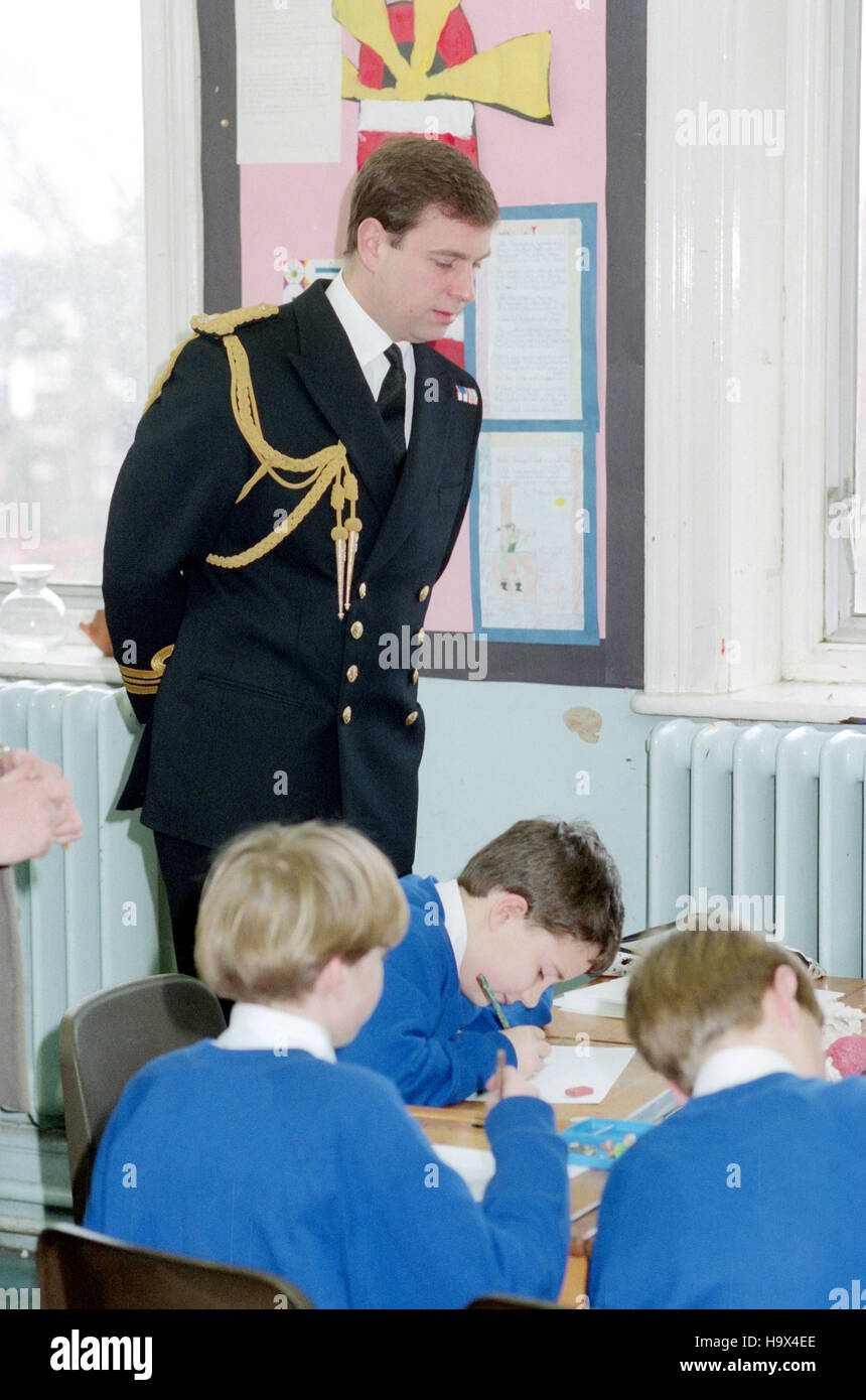 Son Altesse Royale le Prince Andrew visite de Cottesmore St Mary's RC École primaire à Hove, East Sussex, au moment où il était en service sur le HMS Cottesmore. Banque D'Images