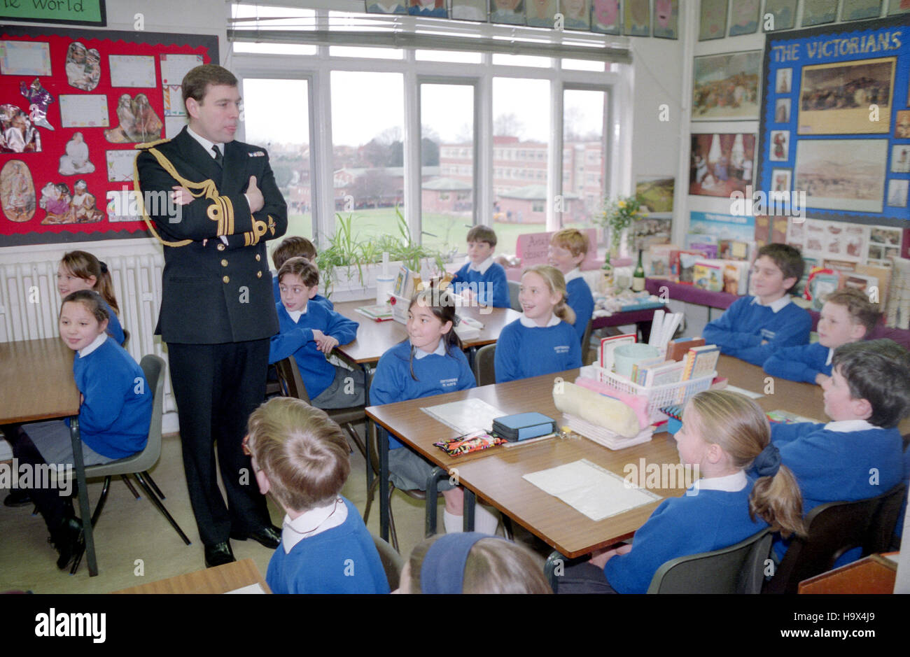 Son Altesse Royale le Prince Andrew visite de Cottesmore St Mary's RC École primaire à Hove, East Sussex, au moment où il était en service sur le HMS Cottesmore. Banque D'Images