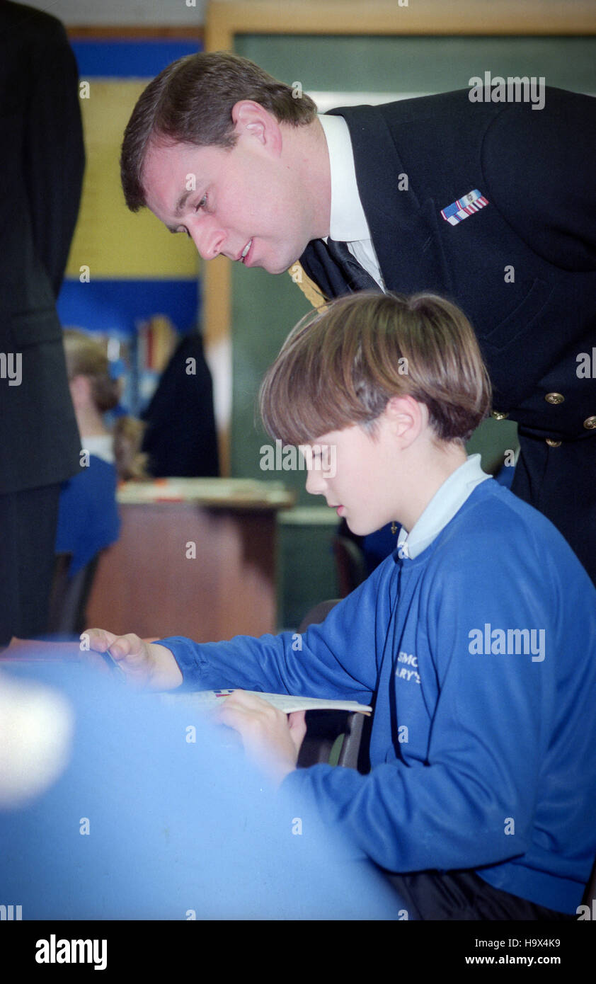 Son Altesse Royale le Prince Andrew visite de Cottesmore St Mary's RC École primaire à Hove, East Sussex, au moment où il était en service sur le HMS Cottesmore. Banque D'Images