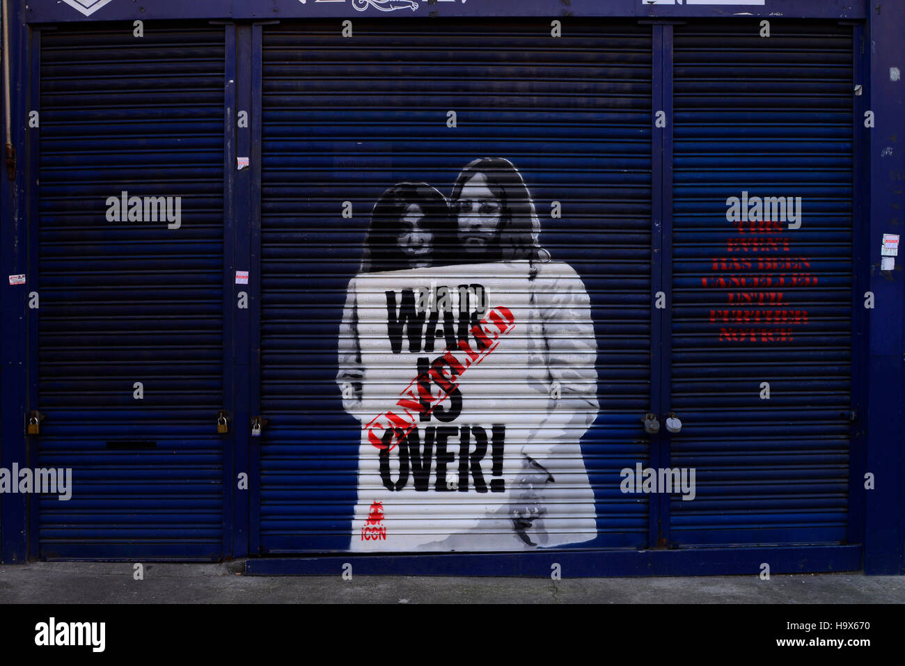 John Lennon et Yoko Ono, shop graffiti avant guerre est finie, Portobello road Banque D'Images