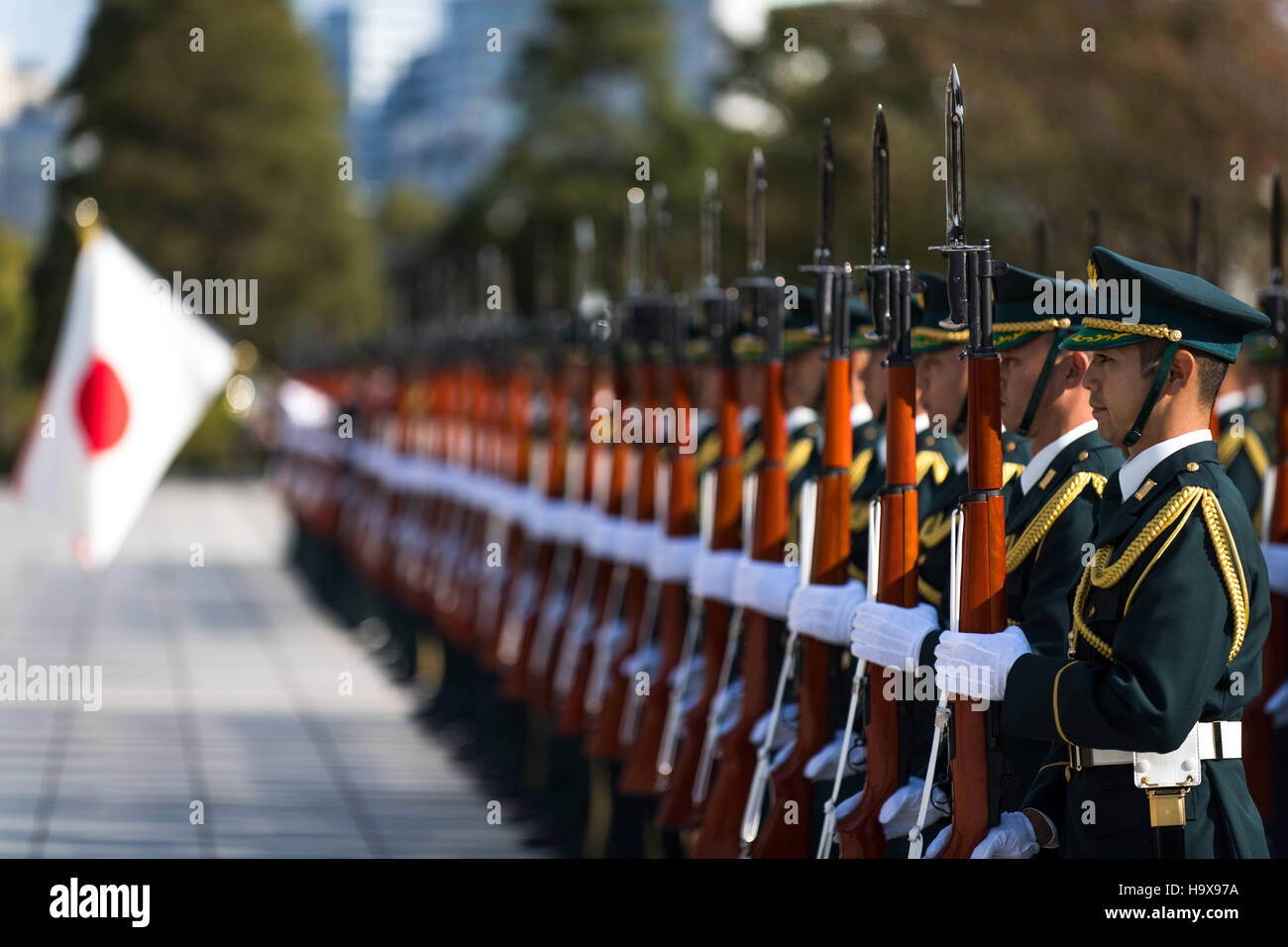 L'autodéfense japonaise sur la garde d'honneur est en formation au cours d'une cérémonie de bienvenue au ministère de la Défense le 7 novembre 2016 à Tokyo, Japon. Banque D'Images