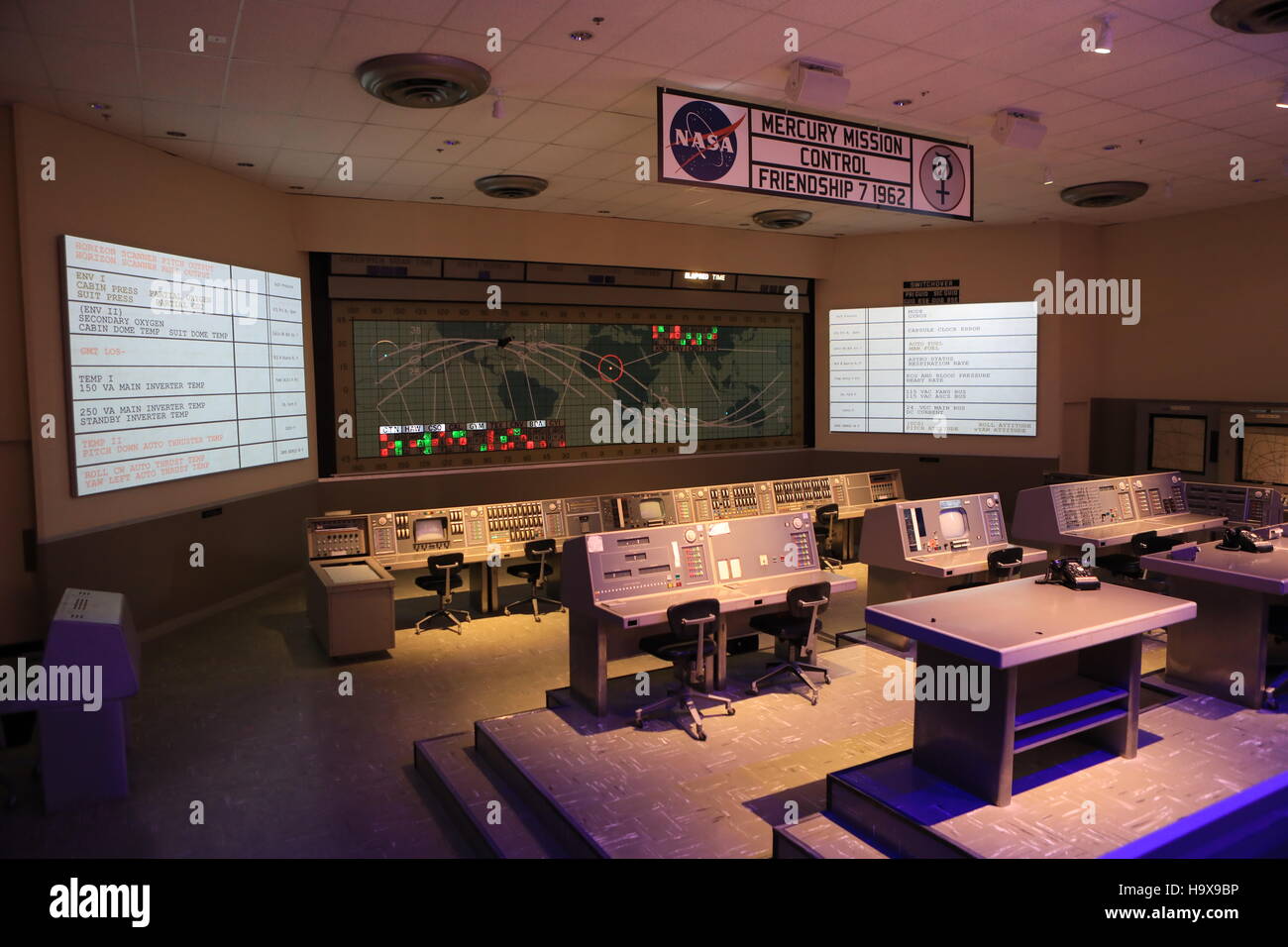 Le héros de la NASA et l'attraction des légendes au Kennedy Space Center Visitor Complex dispose d'une exposition interactive avec les consoles d'origine de la salle de contrôle de la Mission Mercure le 7 novembre 2016 à Titusville, en Floride. Banque D'Images