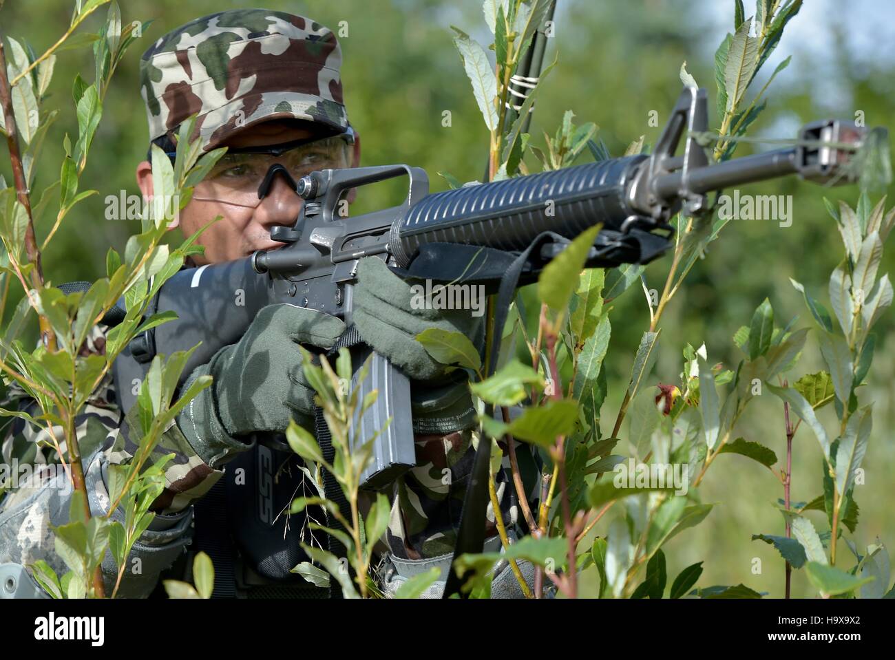 Un soldat népalais participe à la mise en situation d'entraînement partie de l'armée américaine Alaska chef guerrier au cours Joint Base Elmendorf-Richardson, 11 août 2015 à Anchorage, Alaska. Banque D'Images