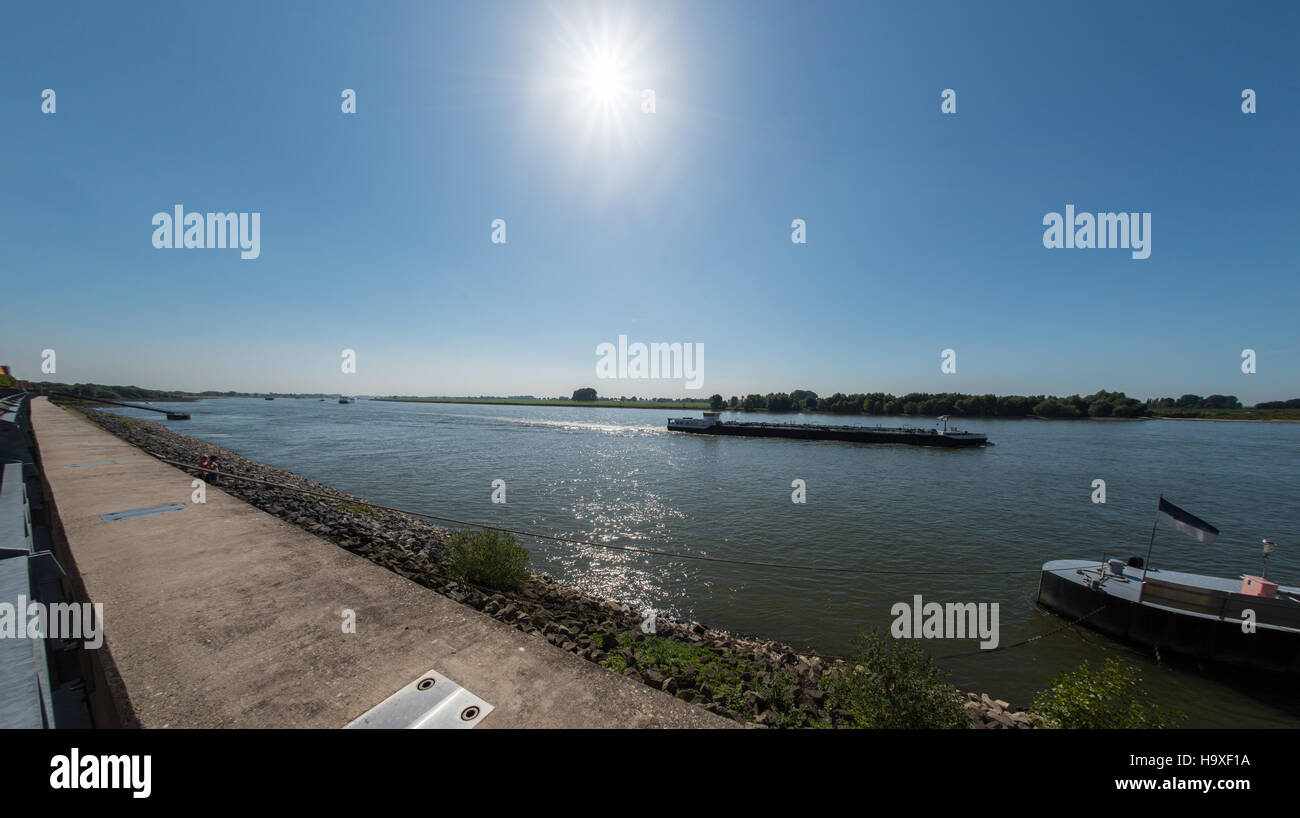 La navigation du Rhin sur le Rhin près de Emmerich, Allemagne Banque D'Images La navigation du Rhin sur le Rhin près de Emmerich, Allemagne Banque D'Images