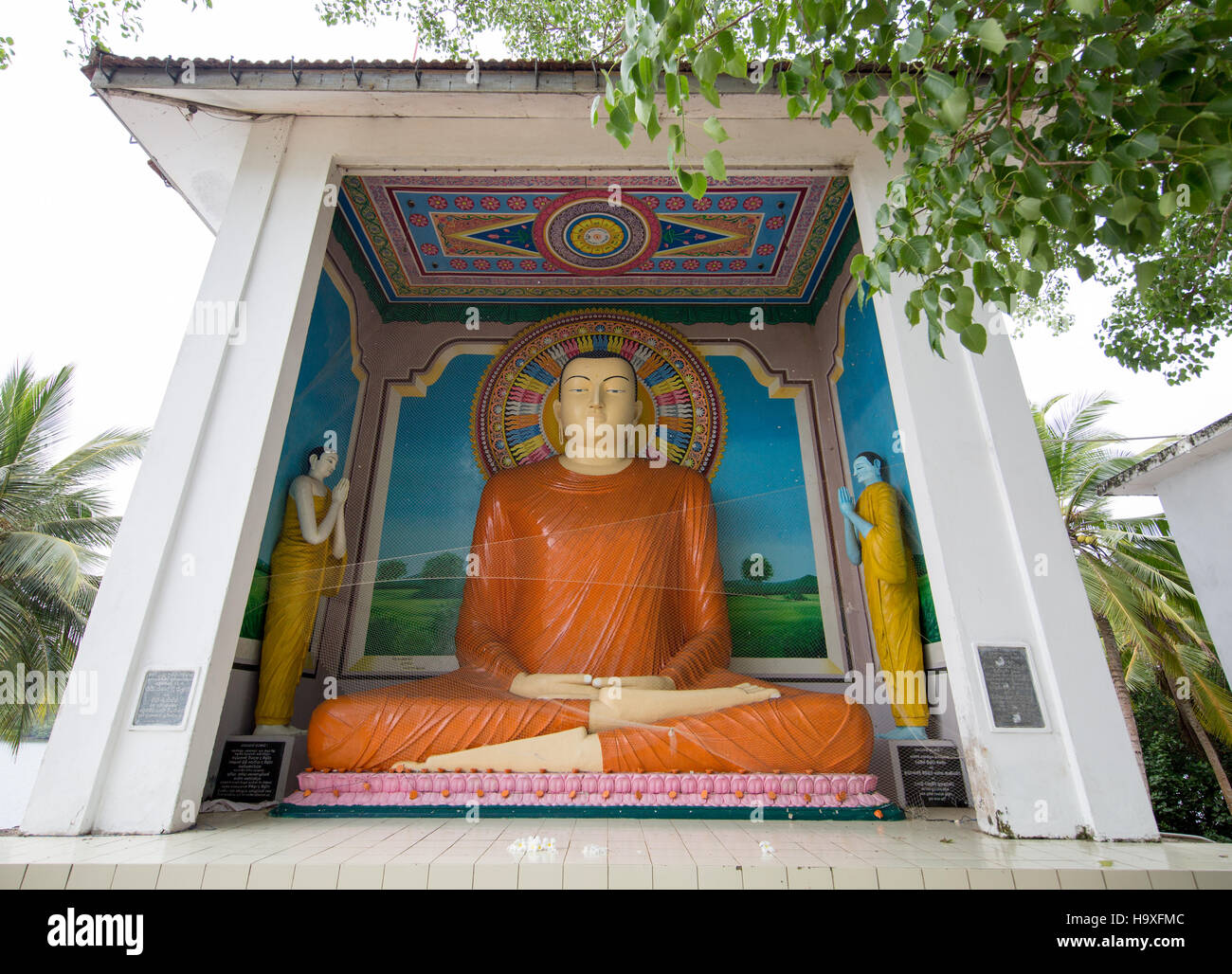 Temple de Buddhistic monastère sur une petite île dans le Madu Ganga River au cours d'une croisière Banque D'Images