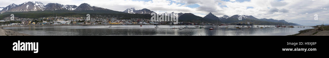 L'Argentine, Patagonie : la ligne d'horizon d'Ushuaia, capitale de la Terre de Feu, la ville la plus australe du monde, vu du port Banque D'Images