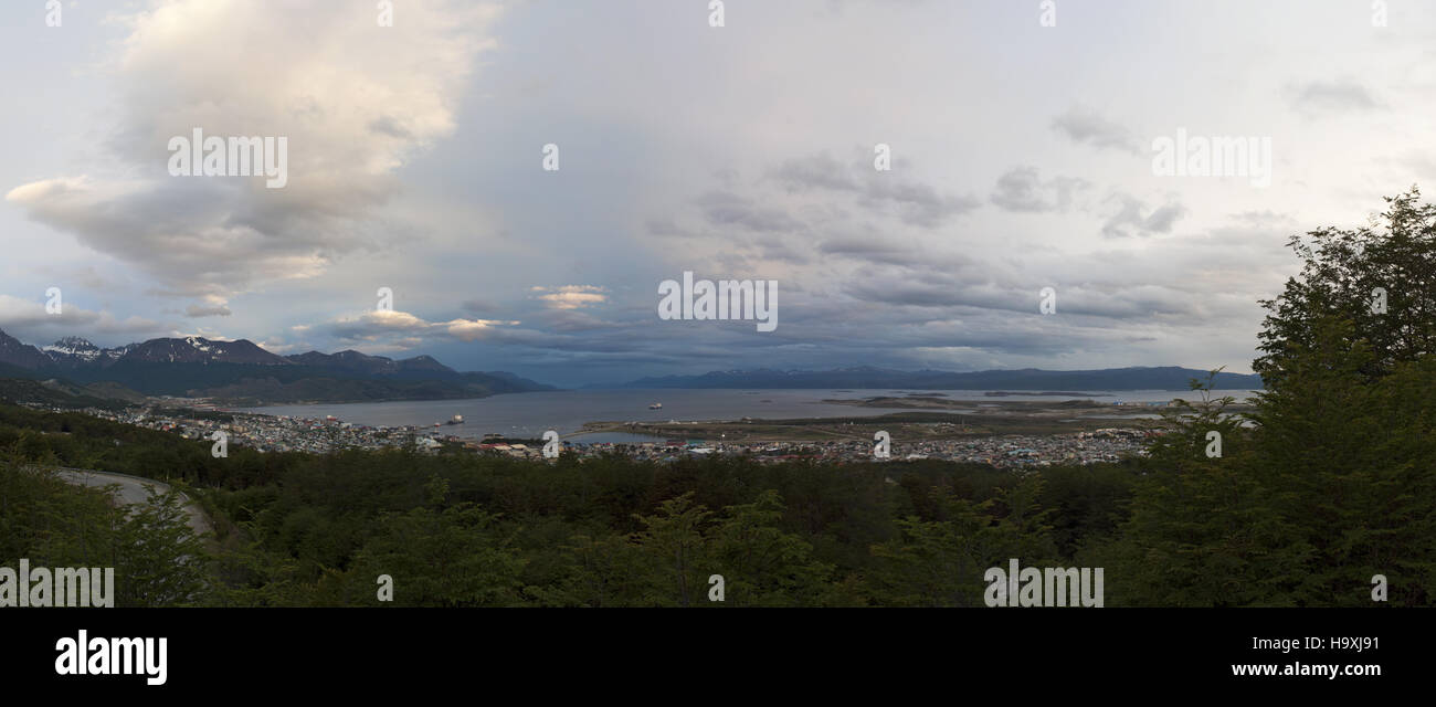 L'Argentine, Patagonie : vue panoramique de la grande baie d'Ushuaia, capitale de la Tierra del Fuego (Terre de Feu), le point le plus au sud de la ville dans le monde Banque D'Images