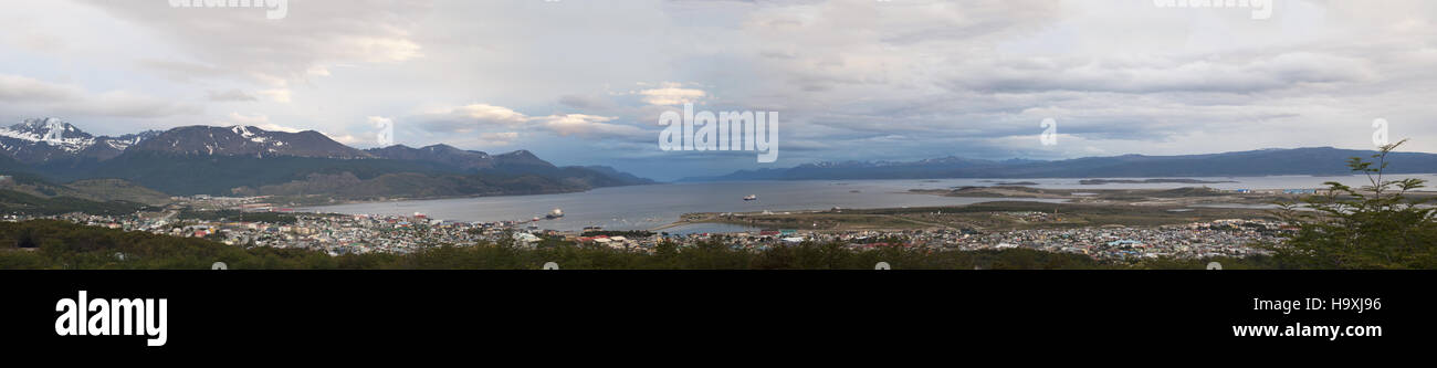 L'Argentine, Patagonie : vue panoramique de la grande baie d'Ushuaia, capitale de la Tierra del Fuego (Terre de Feu), le point le plus au sud de la ville dans le monde Banque D'Images