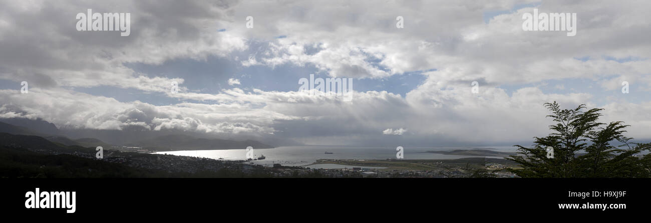 L'Argentine, Patagonie : vue panoramique de la grande baie d'Ushuaia, capitale de la Tierra del Fuego (Terre de Feu), le point le plus au sud de la ville dans le monde Banque D'Images