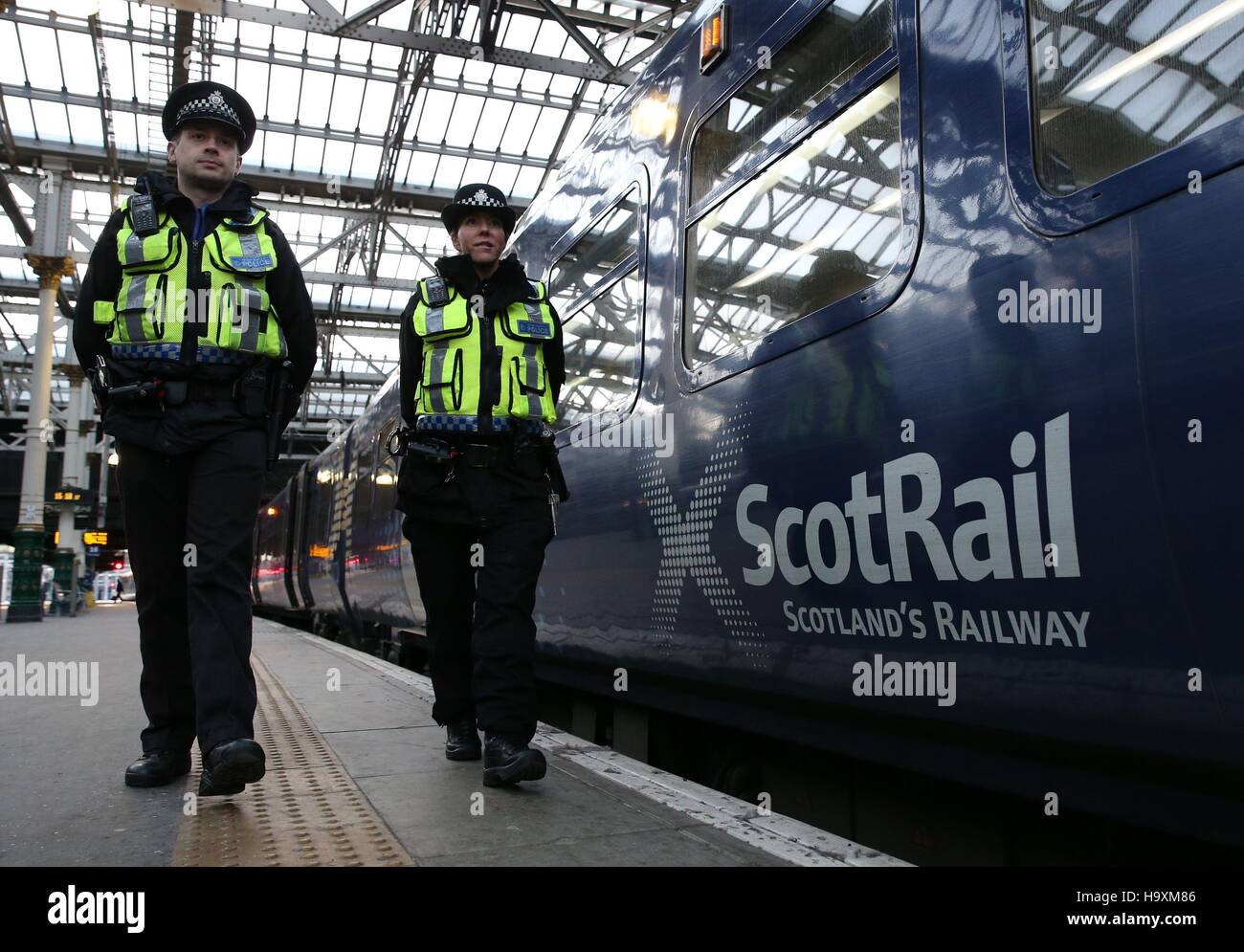 Les agents de la Police des Transports britannique, distribuer des dépliants aux membres du public tout en en patrouille à la gare de Waverley en tant qu'ils prennent part à une journée d'action pour soutenir le lancement de la Semaine de sensibilisation à la lutte contre le terrorisme. Banque D'Images