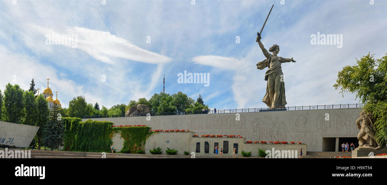 Les appels de la mère patrie monument. Panorama de Mamaïev Kourgan complexe commémoratif à partir de la Place des Héros. Volgograd, Russie Banque D'Images Les appels de la mère patrie monument. Panorama de Mamaïev Kourgan complexe commémoratif à partir de la Place des Héros. Volgograd, Russie Banque D'Images