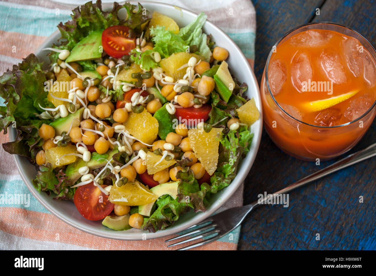 Une salade verte avec orange, l'avocat, les tomates, les germes de haricot mungo, jus d'agrumes. Parfait pour le régime de detox ou simplement un repas sain. Amour pour un Banque D'Images