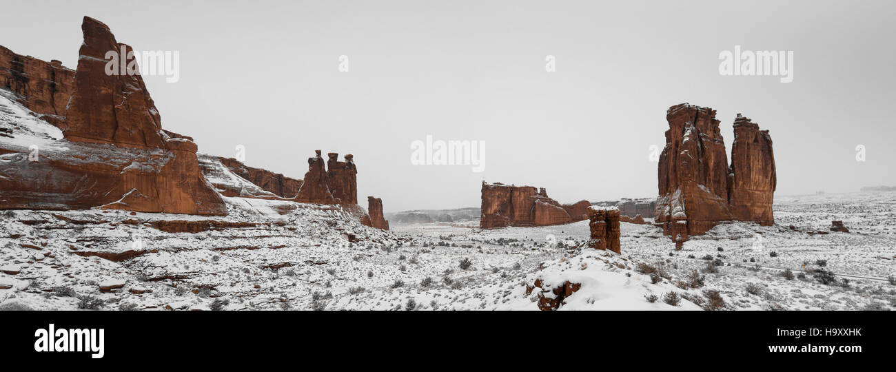 La première lumière du jour illumine Park Avenue, une caractéristique renommée du parc national des Arches, révélant les formations géologiques étonnantes et la beauté naturelle de la région. Banque D'Images