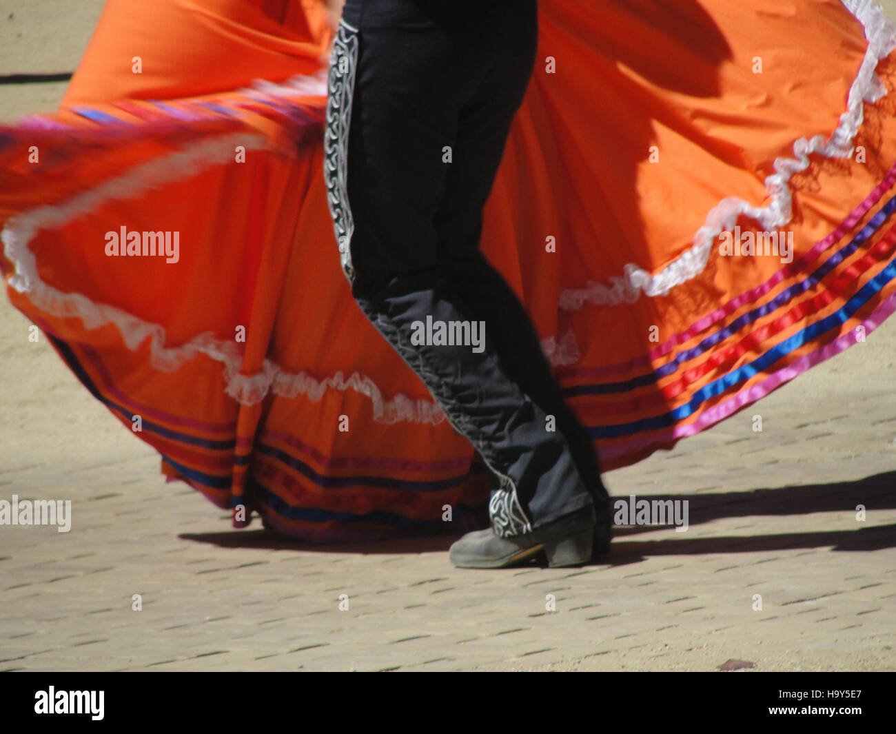 Ballet Folklorico se produit au San Jose Fandango, mettant en valeur le patrimoine culturel de la région. Cet événement met en lumière le lien entre la nature, la science et les formes d’art traditionnelles dans une célébration publique. Banque D'Images