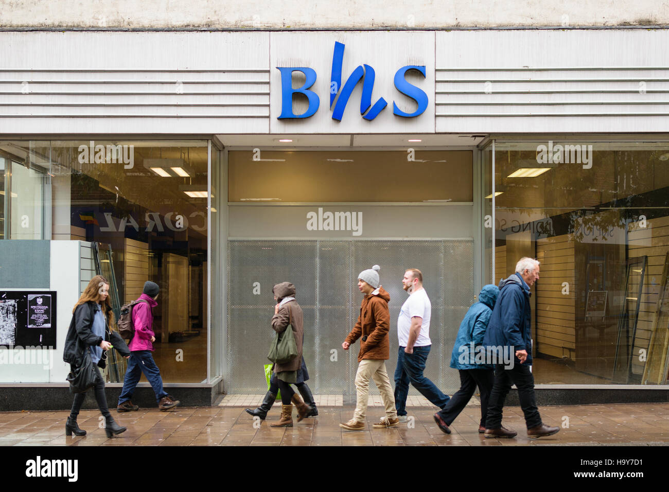 Exeter, Angleterre, Royaume-Uni - 22 novembre 2016 : personnes non identifiées à pied par définitivement fermé boutique BHS sur Fore Street. Banque D'Images