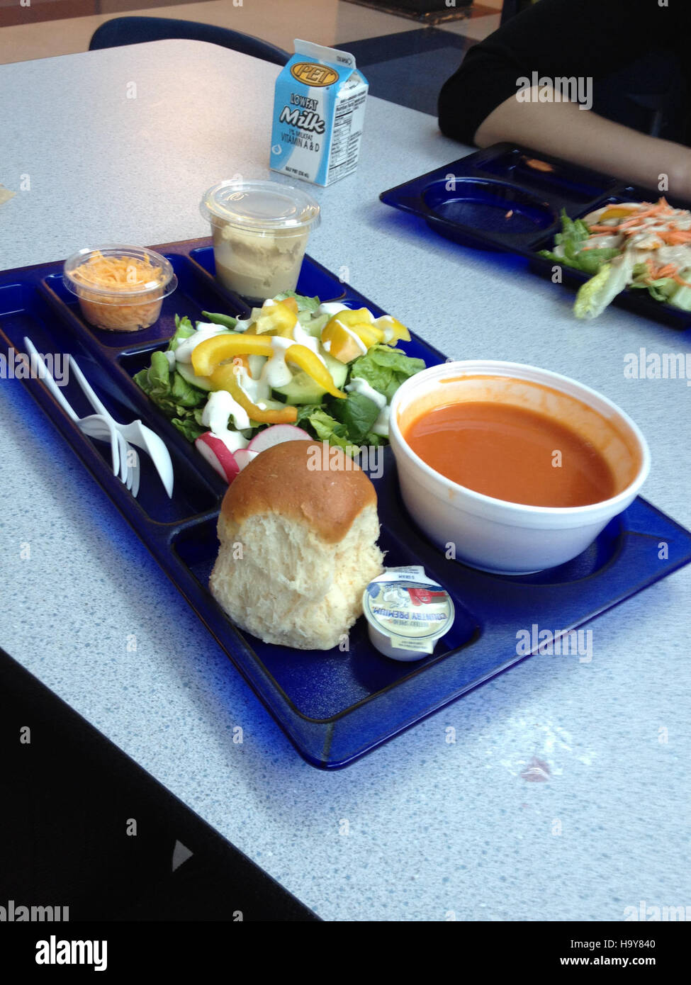 L'initiative de plateau repas DU PS encourage l'utilisation d'options alimentaires saines et locales dans les écoles. Ce programme aide à soutenir l'agriculture durable et les habitudes alimentaires saines dans la collectivité, ce qui profite aux étudiants et aux agriculteurs locaux. Banque D'Images