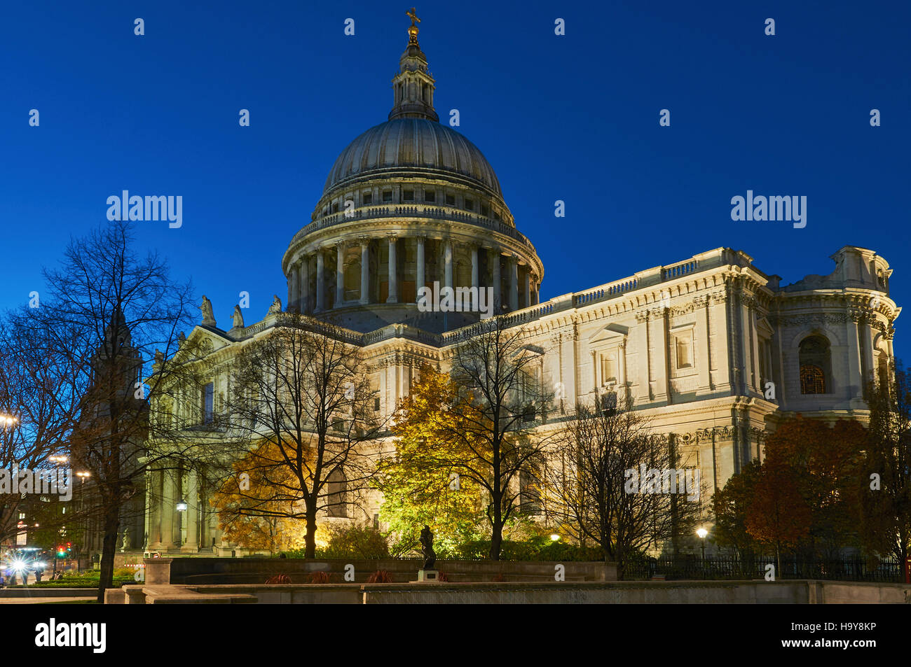 Cathédrale St Paul London UK, éclairé au crépuscule Banque D'Images