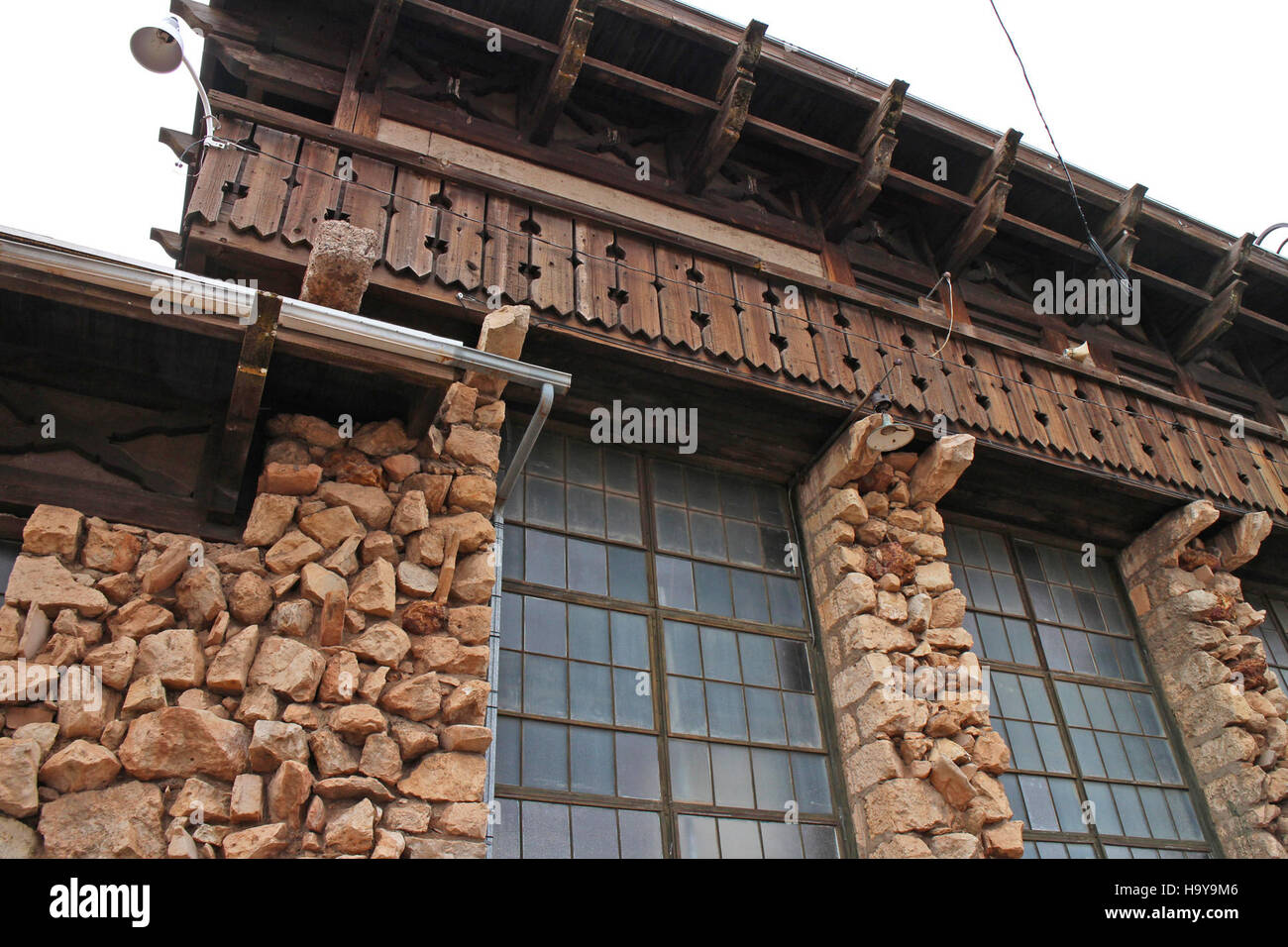 La centrale électrique historique du parc national du Grand Canyon, située dans le village de South Rim, a été construite à l'origine par Fred Harvey et le chemin de fer de Santa Fe. Il a joué un rôle clé dans le développement du parc et continue d’être une structure emblématique au sein du parc. Banque D'Images